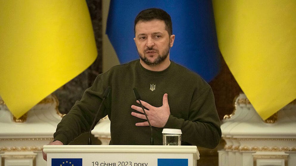 Wolodymyr Selenskyj, Präsident der Ukraine, nimmt an einer Pressekonferenz teil. Foto: Efrem Lukatsky/AP/dpa