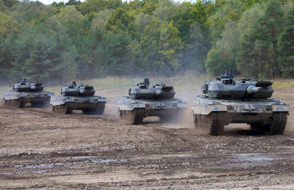 Nell'immagine illustrativa d'archivio quattro carri armati Leopard 2 A5 della Bundeswehr del battaglione carri PzBtl 413 durante un'esercitazione nell'area di addestramento di Munster (Bassa Sassonia) nel 2014.