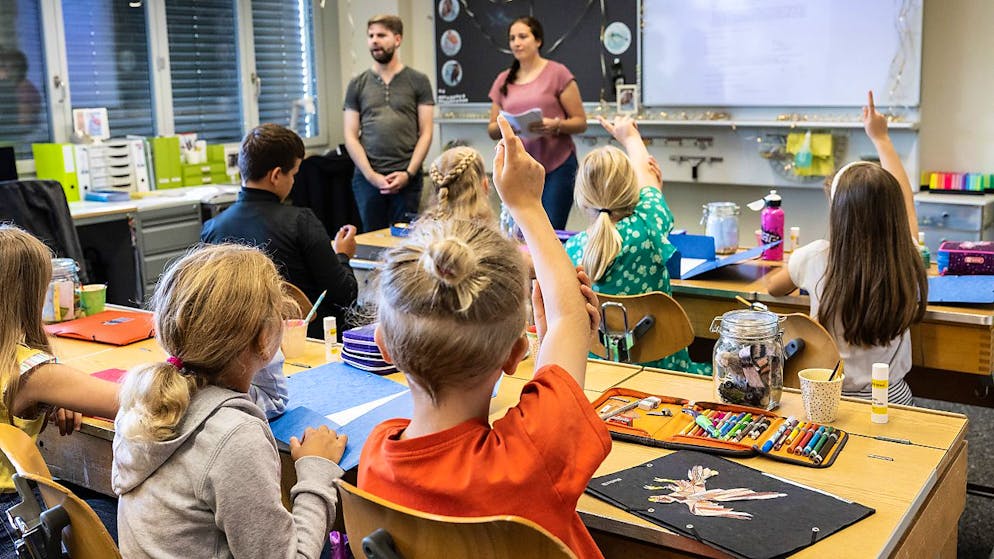 Wegen des Lehrpersonen-Mangels setzt der Kanton Thurgau auf die Ausbildung von Quereinsteigern. Diese dürfen ab dem zweiten Studienjahr in Teilzeit unterrichten. (Symbolbild)