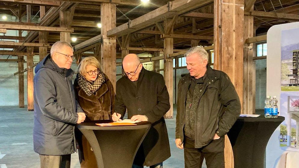 Investor Christoph Schoop (rechts) bei der Unterzeichnung des Baurechtsvertrags für das Areal auf der Urner Werkmatt.