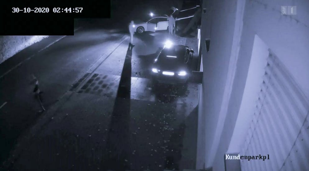 Als Schüsse fallen, versuchen sich die Täter mit Blaulicht als Polizsten zu tarnen, bevor sie das Feuer erwidern und anschliessend türmen.