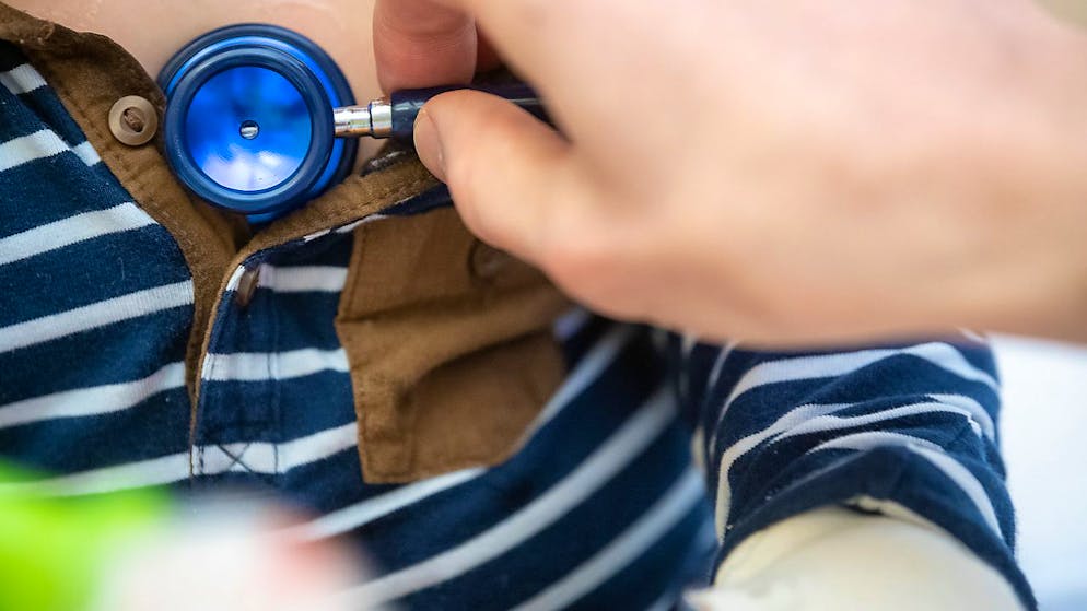 Les cantons devraient pouvoir accorder des exceptions à la règle des trois ans de pratique en Suisse pour certains médecins comme les généralistes (archives).