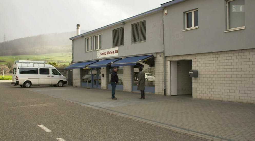 Büchsenmacher Jean-Paul Schild (links) vor seinem Waffengeschäft in Wallbach AG.