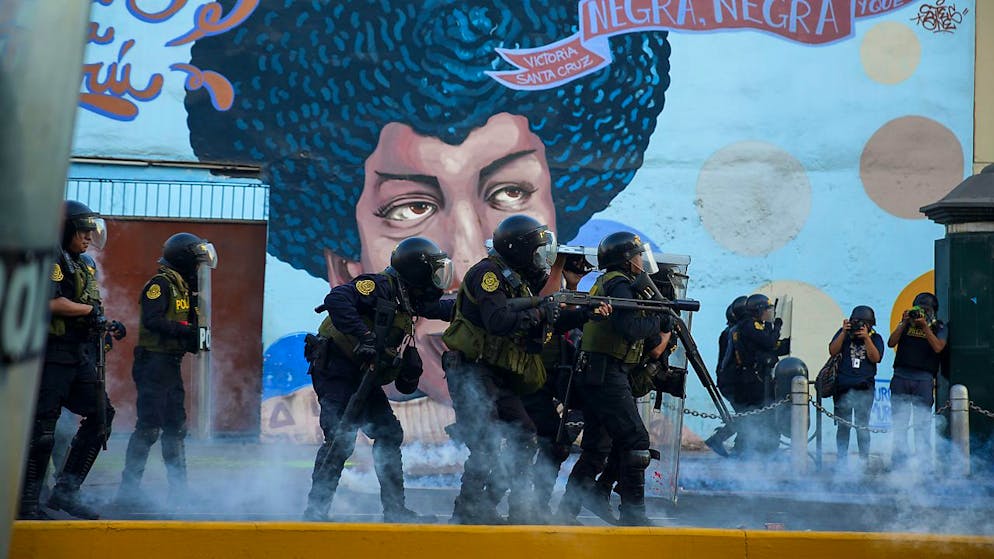 Zusammenstöße zwischen der Polizei und regierungskritischen Demonstranten in Lima, Peru. Foto: Guadalupe Pardo/AP/dpa