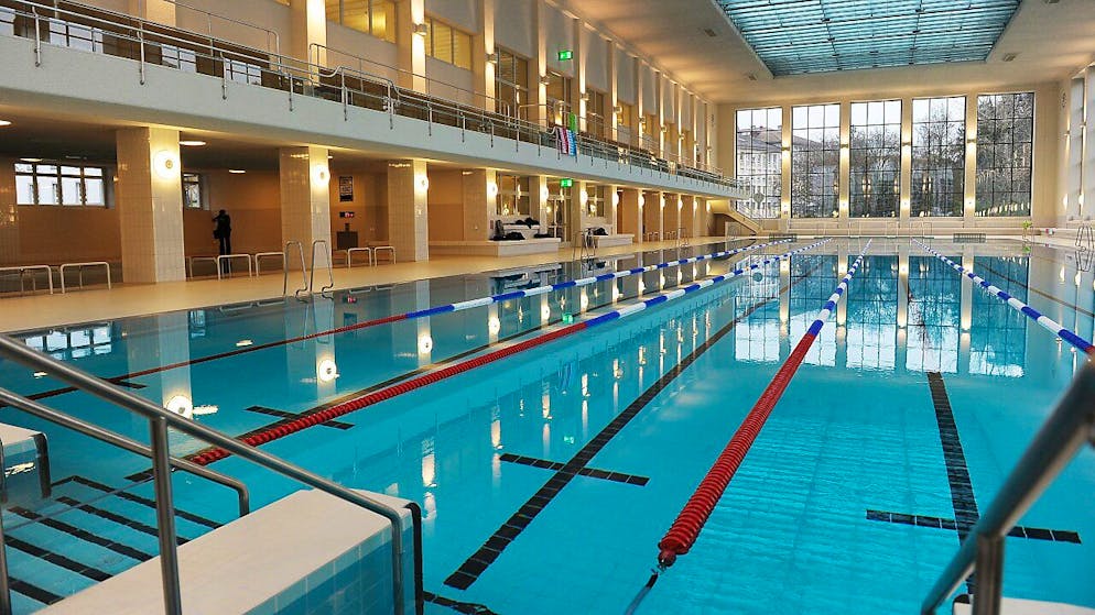 Der Schwimmbetrieb im Hallenbad City war nach einem Feuer im Herbst 2021 nur kurz geschlossen - am 24. Februar wird nun nach knapp anderthalb Jahren auch die komplett ausgebrannte Sauna wiedereröffnet. (Archivbild)