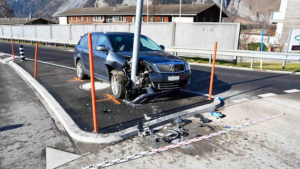 In Chur ist ein Autofahrer aus ungeklärten Gründen vor der Einfahrt in einen Kreisel in einen Kandelaber geprallt.