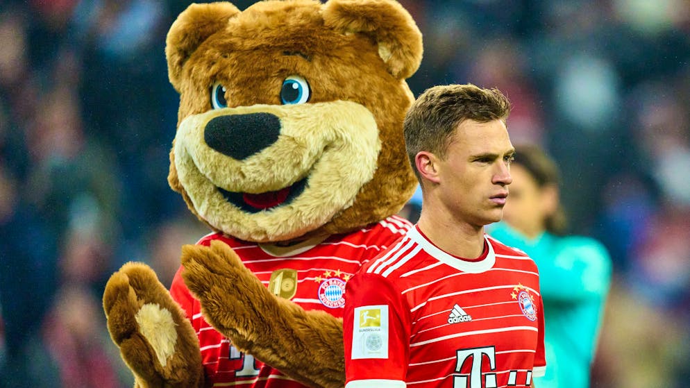 Im Gegensatz zu Maskottchen Bernie verspürt Joshua Kimmich keine gute Laune.