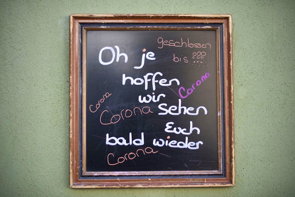 Ein Schild mit Hinweis auf die Coronavirus-bedingte Schliessung im März 2020 vor einem Restaurant in Chur.