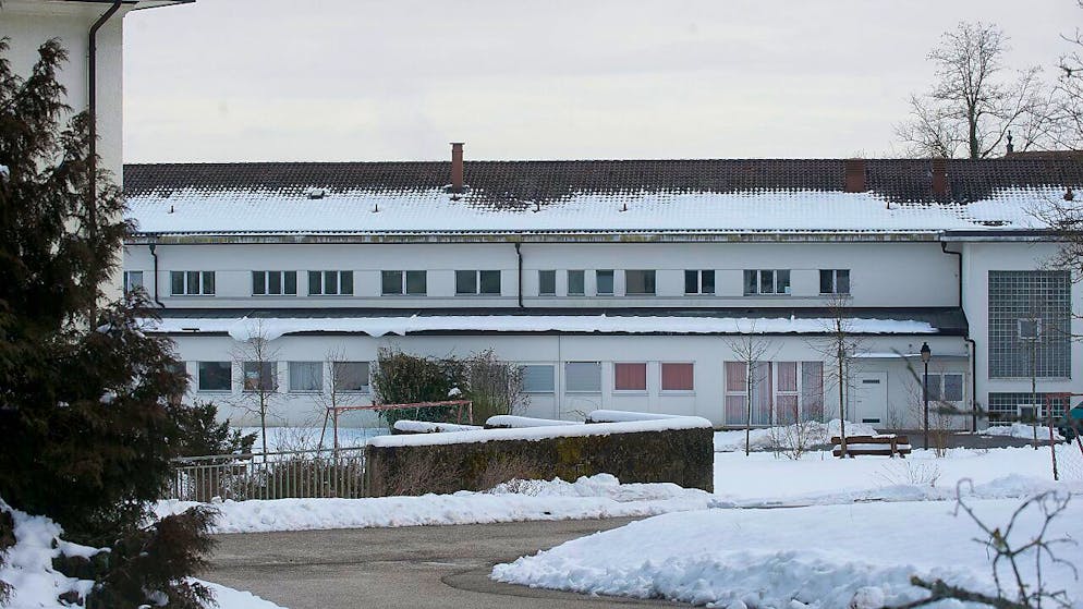 Aussenansicht des Asylzentrums Perreux in Boudry NE. Der Bundesrat möchte die Sicherheit und den Betrieb in den Bundesasylzentren präziser regeln. (Themenbild)