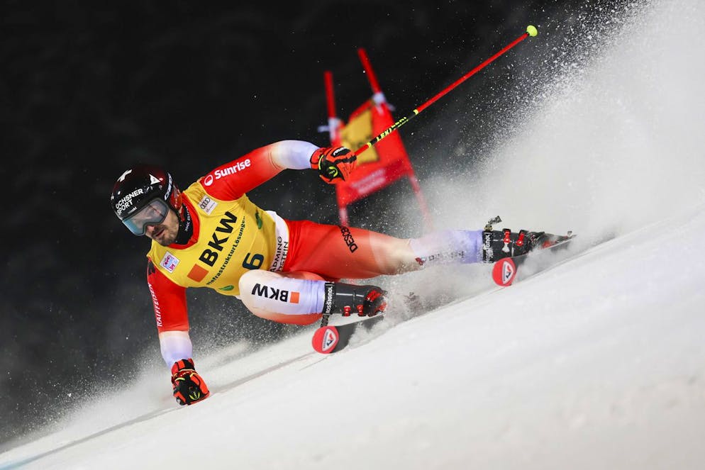 Loïc Meillard a dominé la première manche du géant nocturne de Schladming.