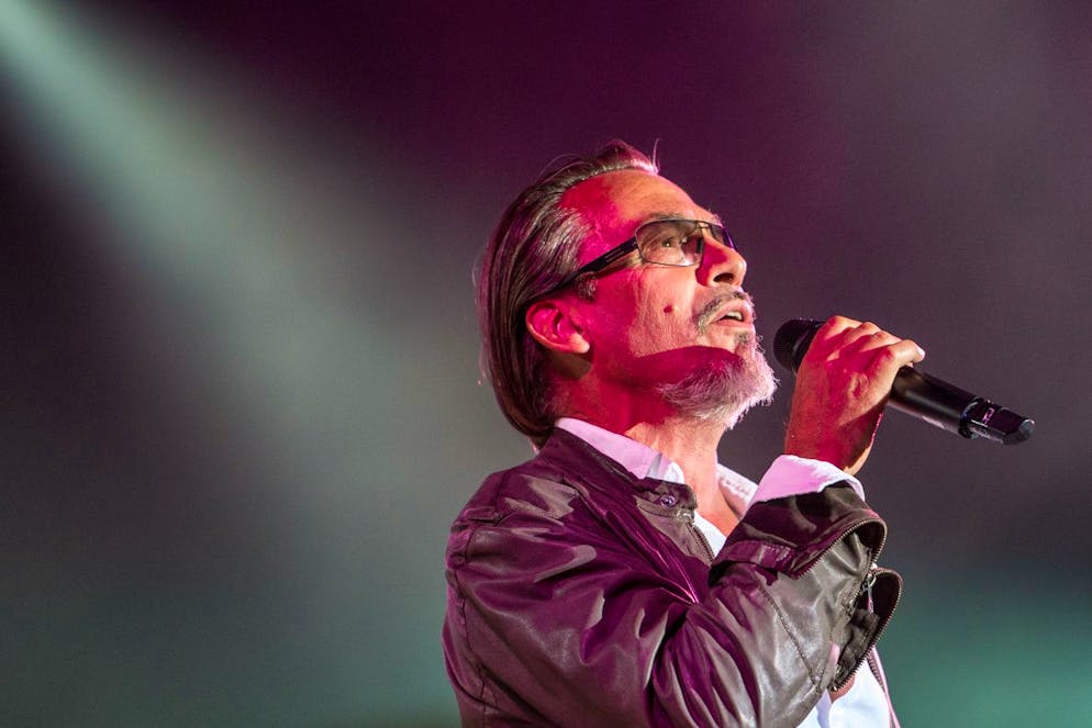 Tout au long de sa carrière, Florent Pagny a arboré différents looks, pas toujours appréciés à leur juste valeur...