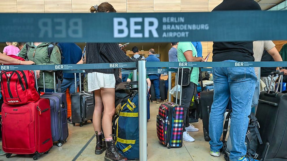 Am Flughafen Berlin-Brandenburg (BER) hat einer der folgenreichsten Warnstreiks der vergangenen Jahre begonnen. Das bestätigte ein Verdi-Sprecher Mittwoch früh. (Archivbild)