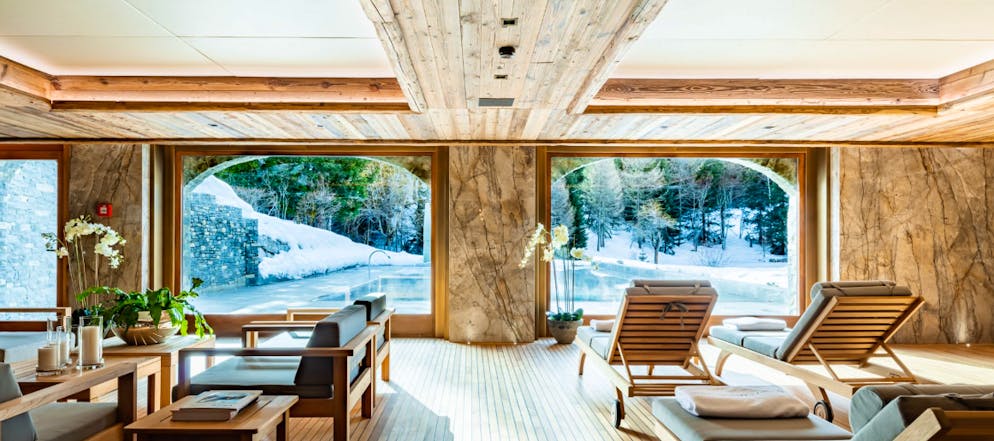 That's how luxurious Lionel Messi spends his holidays in Crans Montana VS.  From the spa you have a direct view of your own lake.  Here you can unwind and book a relaxation program.  Or you can swim in the large pool.