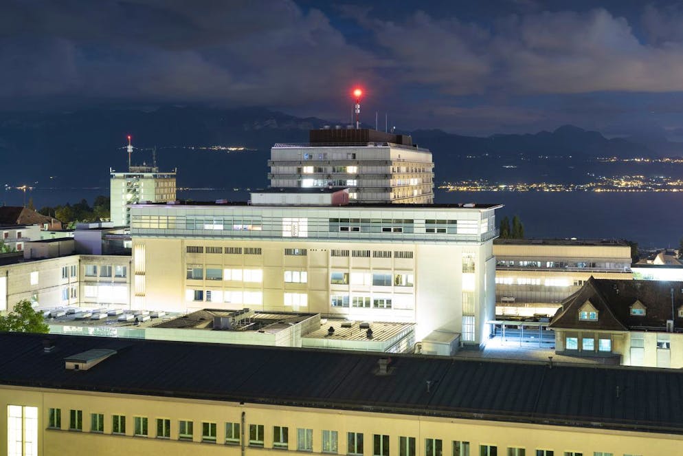 Bâtiments du Centre hospitalier universitaire vaudois (CHUV) photographié pendant la nuit à Lausanne. (KEYSTONE/Gaetan Bally)