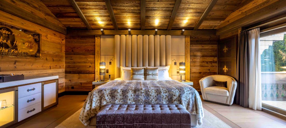 That's how luxurious Lionel Messi spends his holidays in Crans Montana VS.  You're sure to get a good night's sleep in this Alpen Chick bedroom.