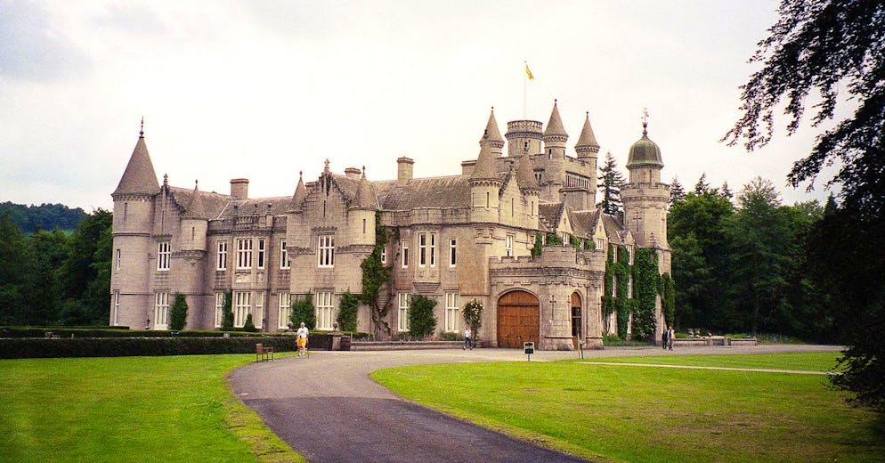Prinz Andrew verliert seine Sommer-Residenz. Die Residenz befindet sich im Privatbesitz von König Charles. Wenn Prinz Andrew seinen Sommer dort verbringen möchte, muss er von seinem Bruder auf das Schloss eingeladen werden.