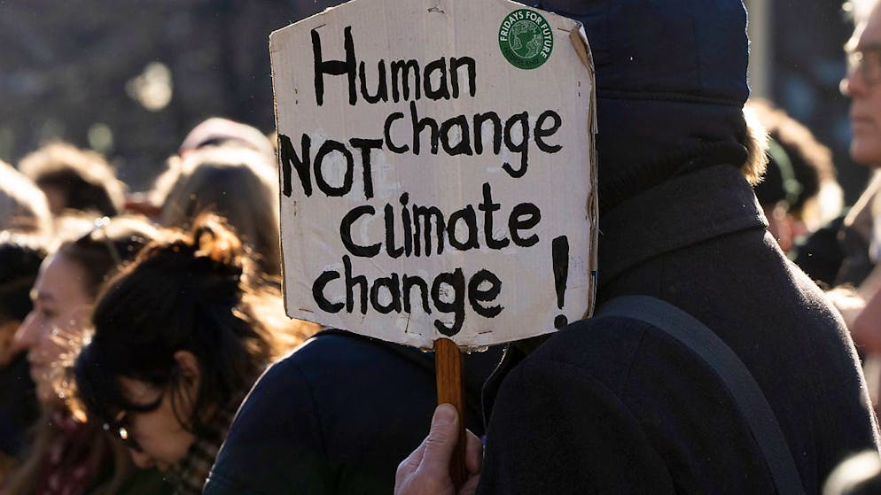 Klimaatactivisten demonstreren in Den Haag.  Foto: Peter Dejong/AP/dpa