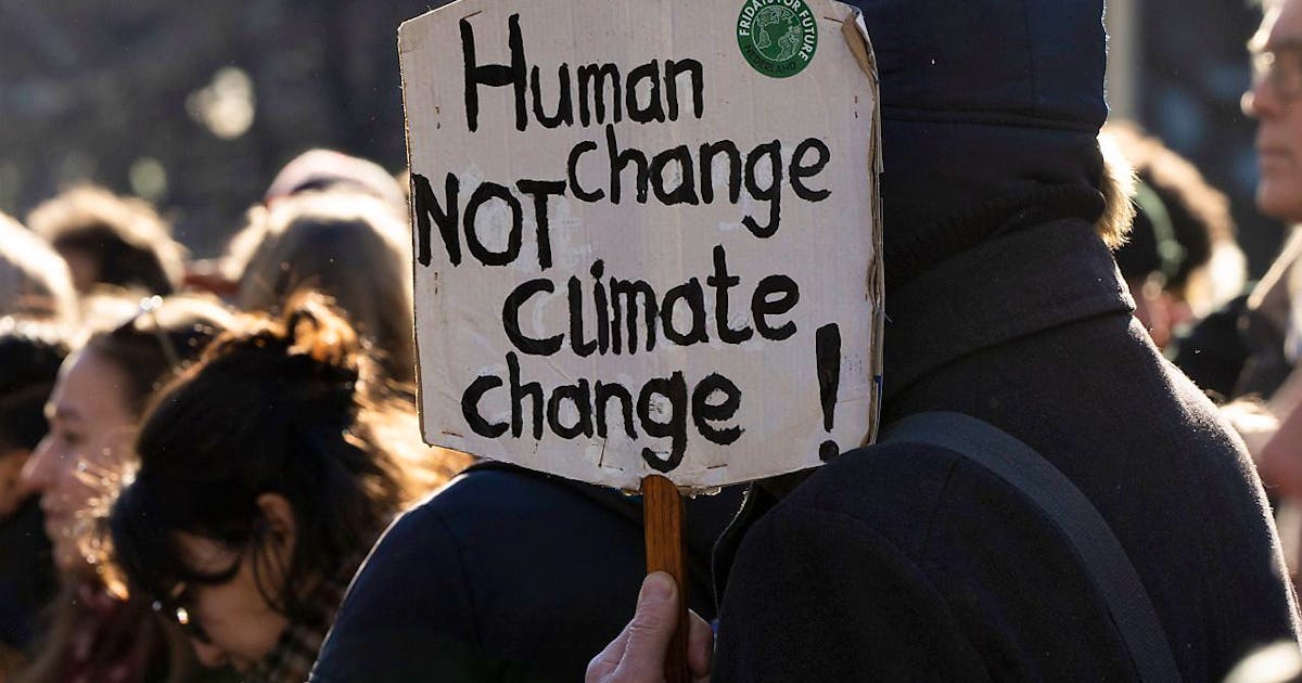 Beleid.  Nederland: Tientallen arrestaties bij klimaatdemonstratie.