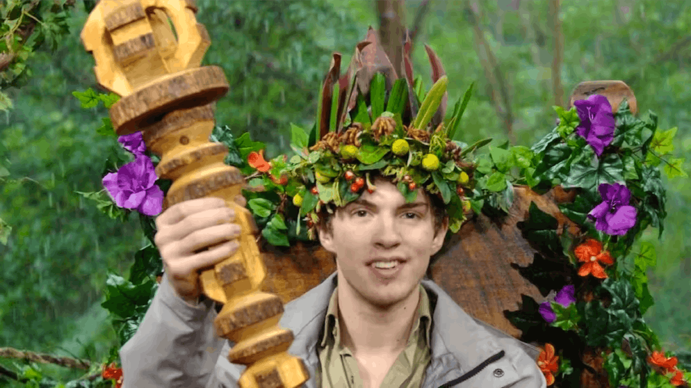 Dschungelkönig*in – und dann? Das wurde aus den bisherigen Sieger*innen. 2013 gewinnt Joey Heindle als 19-Jähriger die TV-Wald-Krone. Er ist damit bis heute der bisher jüngste Dschungelkönig. Doch seine Gage behielt er nicht lange in seinem Geldbeutel. Es folgten finanzielle Forderungen von Ex-Managern, die den ehemaligen «DSDS»-Sänger in den Ruin trieben.