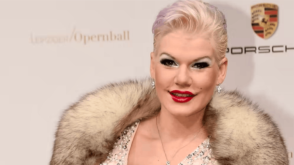 Dschungelkönig*in – und dann? Das wurde aus den bisherigen Sieger*innen. ... einen Bratwurst-Stand auf der Ferieninsel Mallorca und tritt dort auch regelmässig am «Ballermann» auf. Zuletzt machte die heute 34-Jährige aber vor allem mit Skandalauftritten im rechtsextremen Umfeld von sich reden. So soll sie während eines Konzerts mehrfach den Hitler-Gruss gezeigt haben.