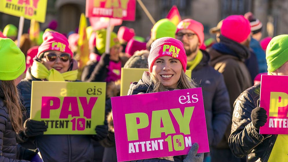 ARCHIV - Mitglieder des schottischen Bildungsinstituts (EIS) demonstrieren vor der Corn Exchange in East Lothian für eine Gehaltserhöhung. Foto: Jane Barlow/PA Wire/dpa