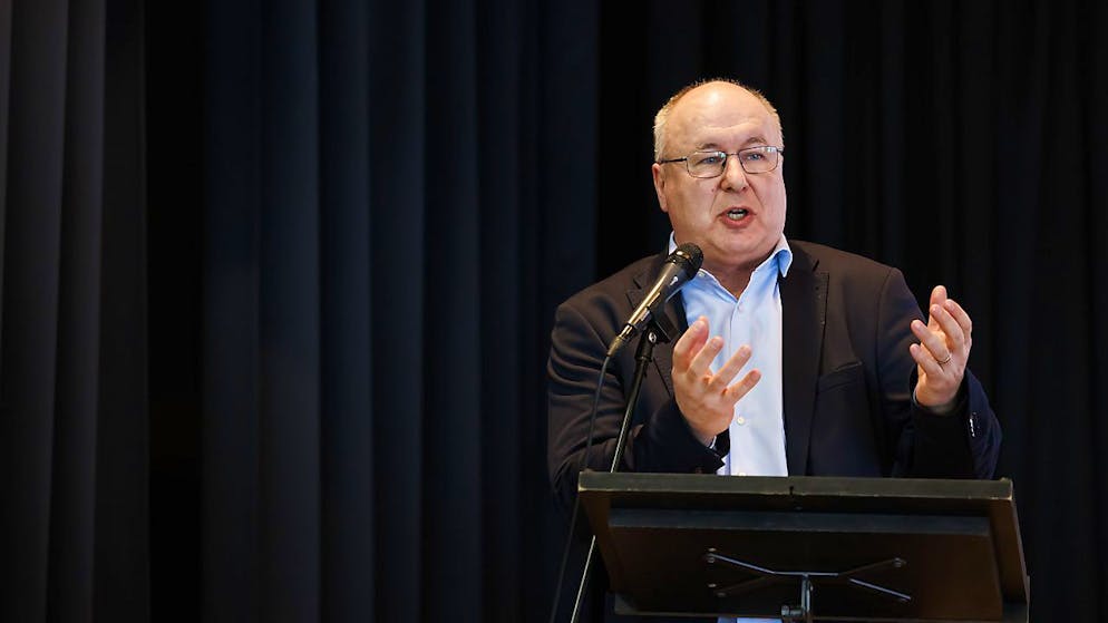 Der Schweizerische Gewerkschaftsbund konzentriert sich auf das Referendum gegen die BVG-Reform und bricht die Unterschriftensammlung für die Nationalbank-Initiative ab: Präsident und SP-Nationalrat Pierre-Yves Maillard. (Archivbild)