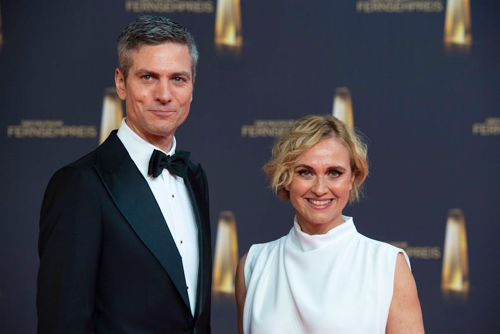 Wer wird die neue Anne Will? Zwei Topfavoriten sind im Rennen. Für Wills Nachfolge interessieren sich Caren Miosga und ihr TV-Kollege Ingo Zamperoni. Miosga und Zamperoni auf dem roten Teppich beim deutschen Fernsehpreis in Köln im November 2022. 