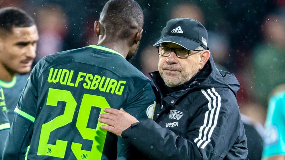 Urs Fischer kann nach dem Achtelfinal im DFB-Pokal die Gratulationen von Wolfsburgs Josuha Guilavogui entgegennehmen.