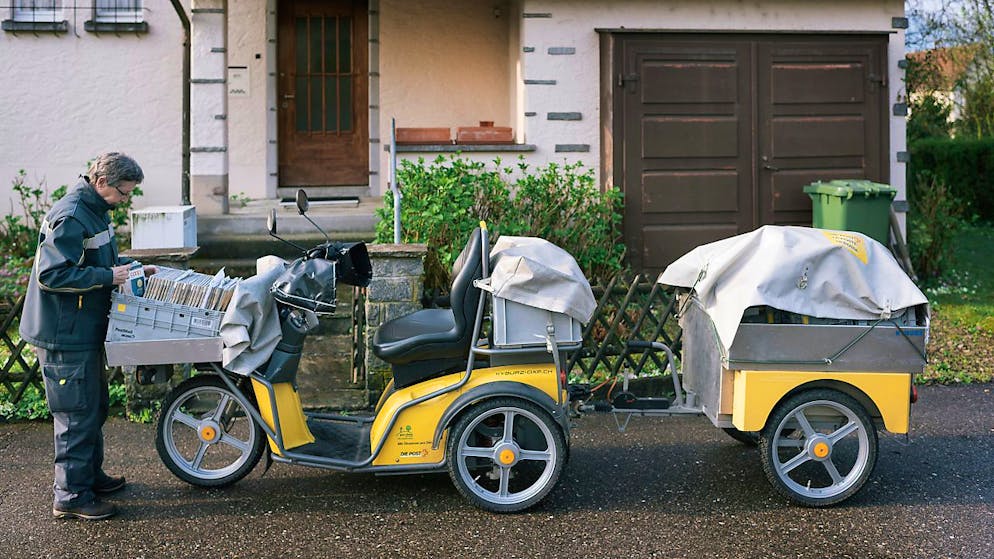 Ein Elektroroller der Post: Die Elektrifizierung der Fahrzeugflotte kommt voran. (Archivbild)