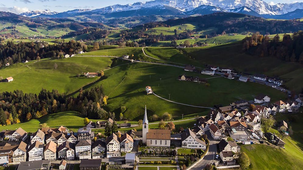 Blick auf das Dorf Schwellbrunn in Appenzell Ausserrhoden. Die Regierung des Halbkantons will die bestehenden zwanzig Gemeinden durch Fusionen auf noch drei bis fünf reduzieren. (Archivbild)