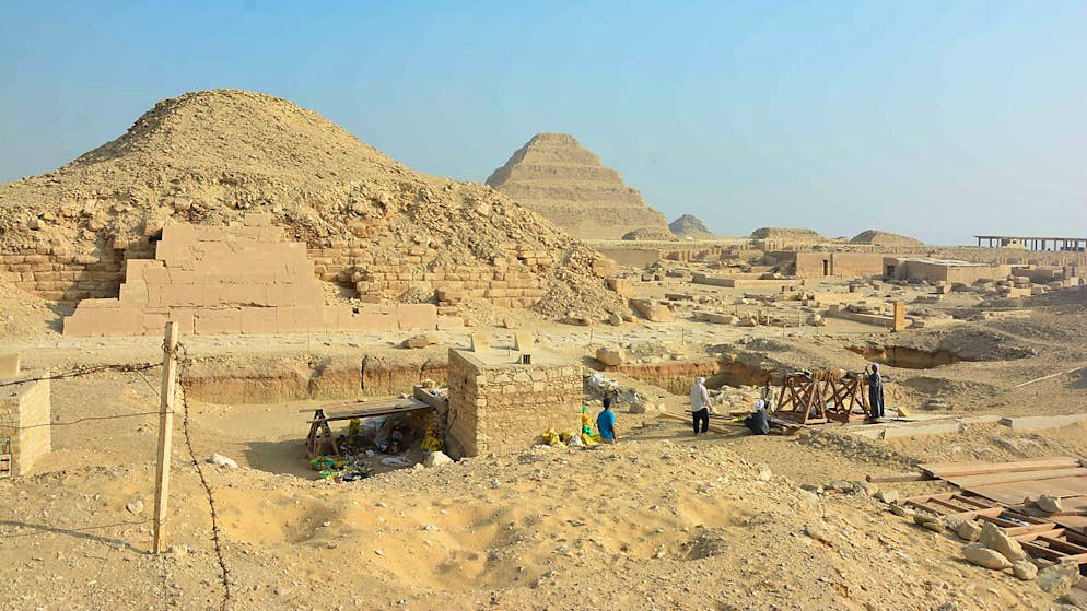 Das Ausgrabungsgelände im ägyptischen Sakkara mit Blick auf die Unas-Pyramide.