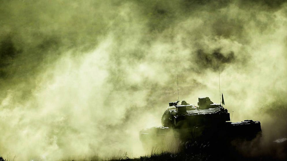 ARCHIV - Ein Kampfpanzer Leopard 2 bei einer Bundeswehrübung - den Abschuss eines solchen Panzers will Russland mit Geld belohnen. Foto: Peter Steffen/dpa