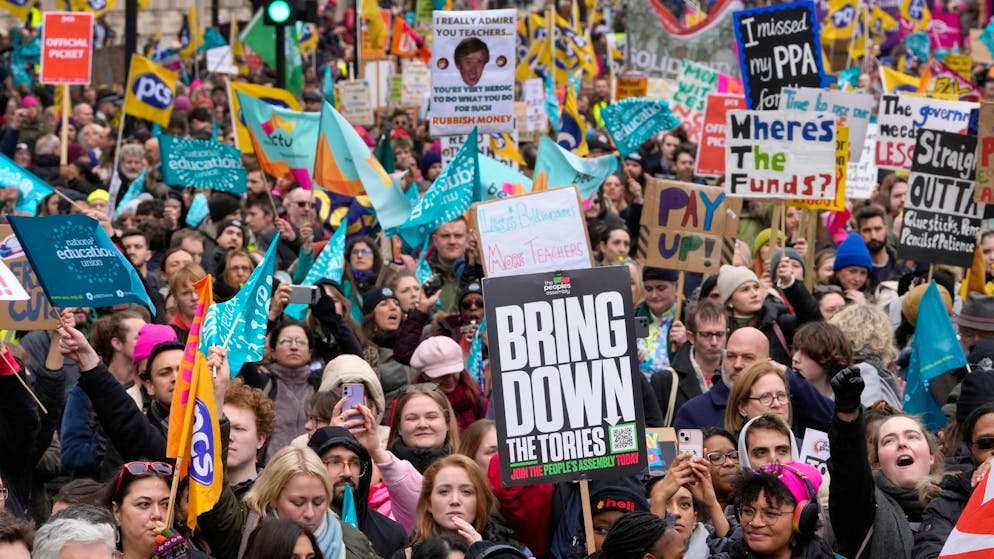 «Winter des Unmuts»: Hunderttausende Briten streiken - Gallery. Demonstranten haben sich in London in der Nähe der Downing Street versammelt.