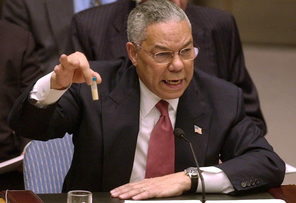 Colin Powells Körpersprache im Un Sicherheitsrat 2003. 5. Februar 2003 – der US-Aussenminister präsentiert im UN-Sicherheitsrat eine Phiole, um eine tödliche Meng Anthrax zu demonstrieren: Eine kleine Bilder-Studie zu Colin Powells Körpersprache, ...