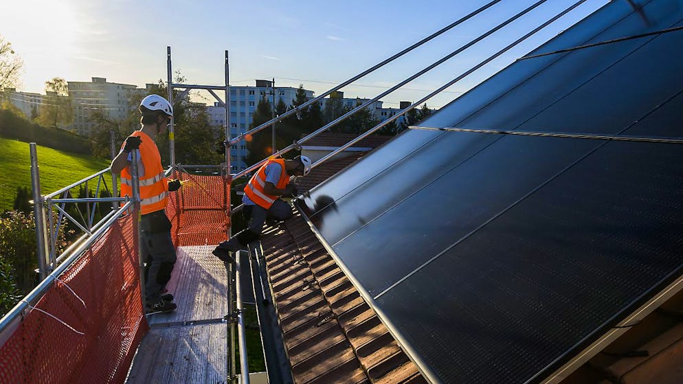 Für die Installation von Solarpanels werden laut einem Bericht des Bundesrates viele Arbeitskräfte benötigt. (Themenbild)