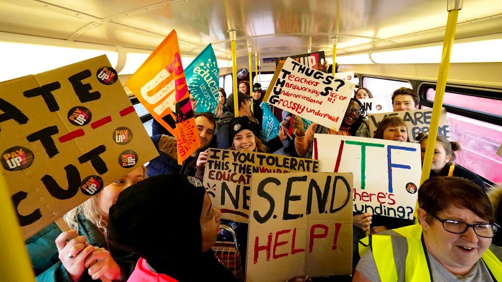 «Winter des Unmuts»: Hunderttausende Briten streiken - Gallery. Streikende Lehrer sind mit einem Bus auf dem Weg ins Zentrum von London.