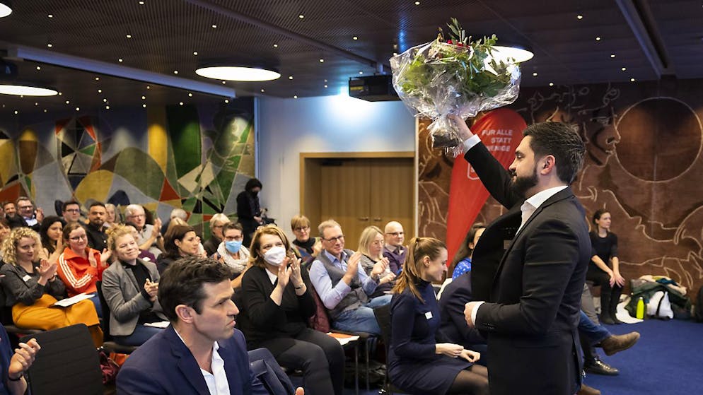 Applaus und Blumen für den Co-Präsident der SP Schweiz. Cédric Wermuth. Er hat am Mittwoch die Berner Sozialdemokraten auf den Wahlkampf eingeschworen.