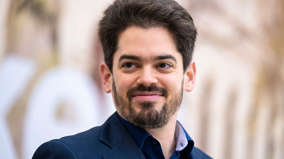 Lahav Shani, zukünftiger Chefdirigent der Münchner Philharmoniker, nimmt bei seiner Vorstellung an einem Pressegespräch teil. Shani startet im Jahr 2026. Foto: Sven Hoppe/dpa