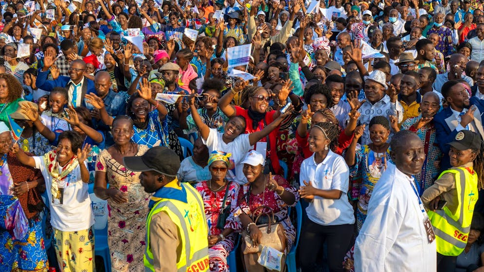 Papst feiert XXL-Messe in Kinshasa - Gallery. Gläubige versammeln sich am Flughafen Ndolo, um mit dem Papst die Messe zu feiern.