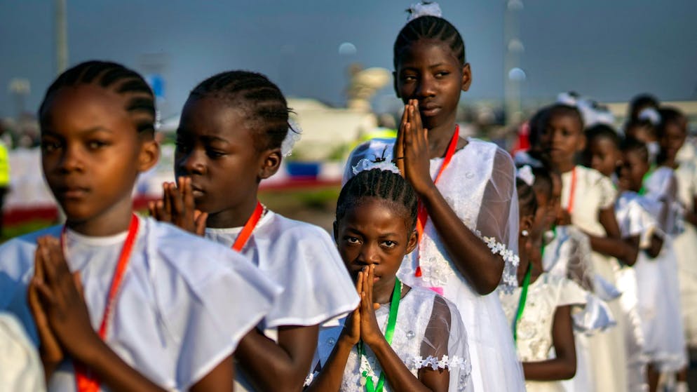 Papst feiert XXL-Messe in Kinshasa - Gallery. Gläubige versammeln sich am Flughafen Ndolo für eine Heilige Messe.