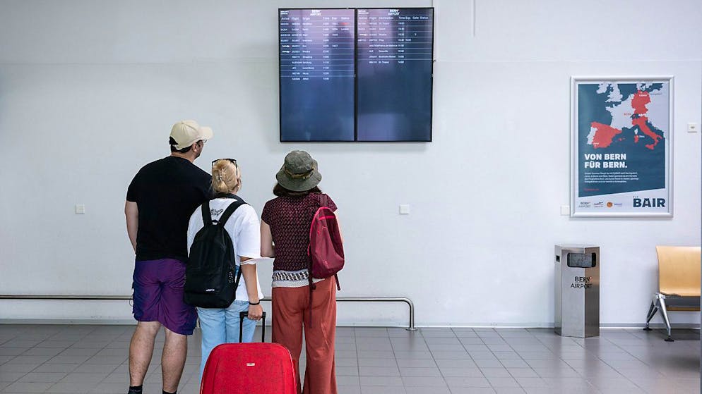 Reiselustige am Flughafen Bern. Der Flugplan 2023 bringt neue Destinationen. (Archiv)