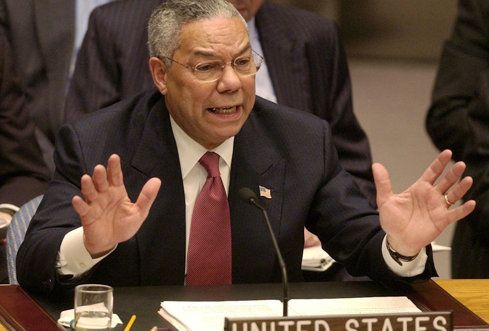 Colin Powells Körpersprache im Un Sicherheitsrat 2003. ... als er über irakische Massenvernichtungswaffen spricht.