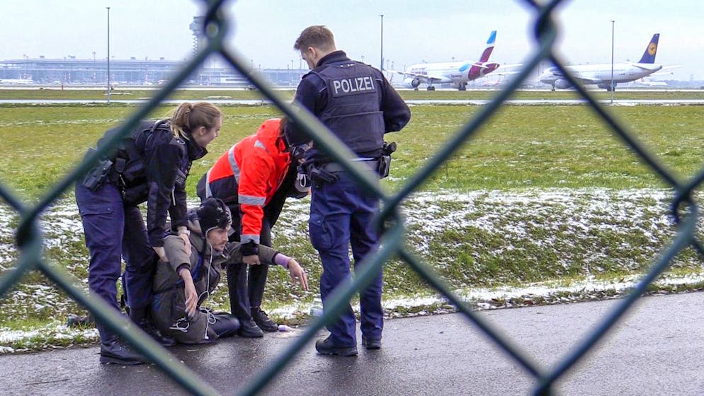 Ein Mitglied der Aktivistengruppe «Letzte Generation» protestiert auf dem Berliner Flughafen. 