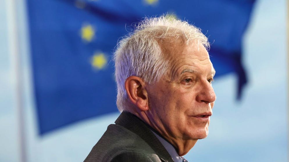 Für den EU-Aussenbeauftragten Josep Borrell sind Kampfjet-Lieferungen für die Ukraine nicht vom Tisch. Auch die Lieferung von Panzern sei anfangs stark umstritten gewesen, sagte der Spanier im Vorfeld eines EU-Ukraine-Gipfel am Freitag in Kiew.
