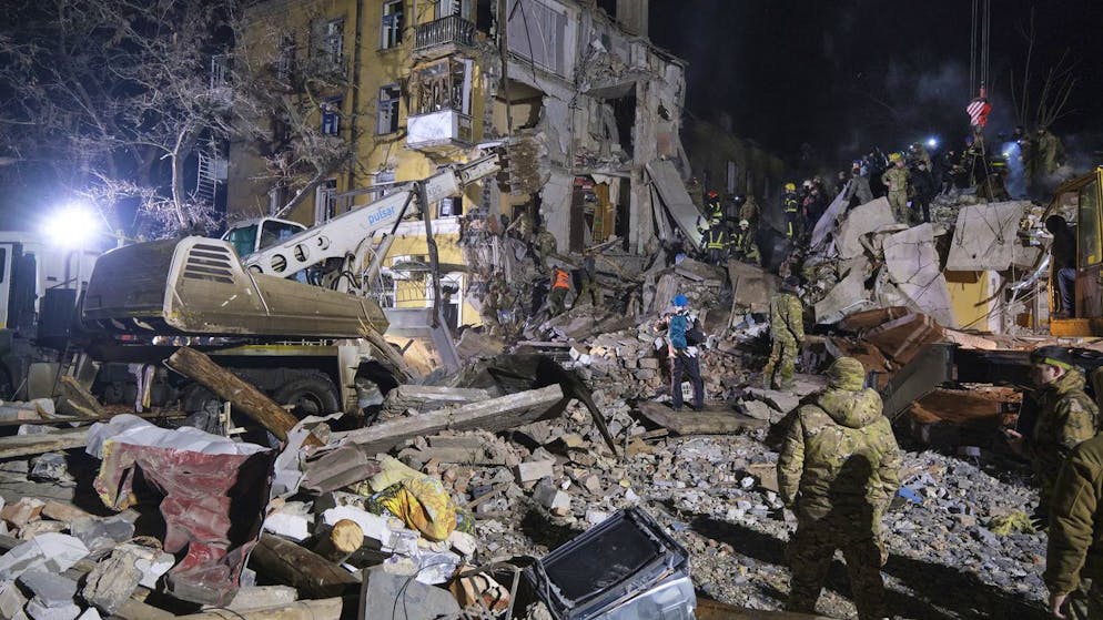 Beim Einschlag einer Rakete in einem Wohnhaus der Stadt Kramatorsk im Osten der Ukraine sind nach Angaben der ukrainischen Behörden mindestens drei Menschen getötet und 21 verletzt worden.