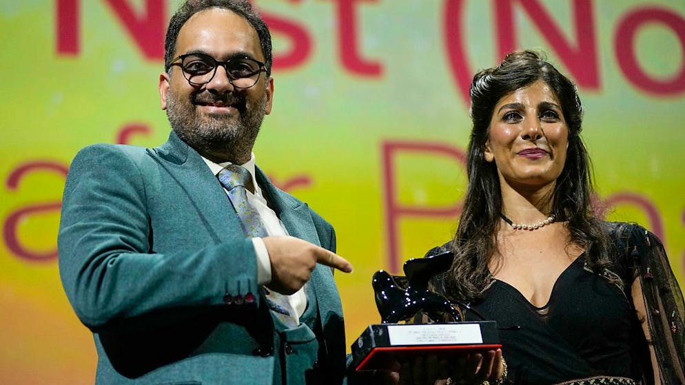 ARCHIV - Reza Heydari (l) und Mina Khosravani nehmen den Spezialpreis der Jury für den inhaftierten iranischen Regisseur Panahi für dessen Film «No Bears» während der Abschlusszeremonie der 79. Ausgabe der Filmfestspiele von Venedig entgegen. Foto: Domenico Stinellis/AP/dpa