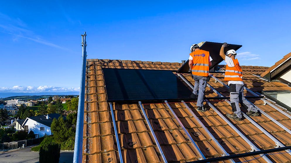 Die Installation von Solaranlagen auf Dächern, wie hier in Freiburg, rentiert sich in jeder zweiten Schweizer Gemeinde laut einer neuen Studie nicht. (Archivbild)