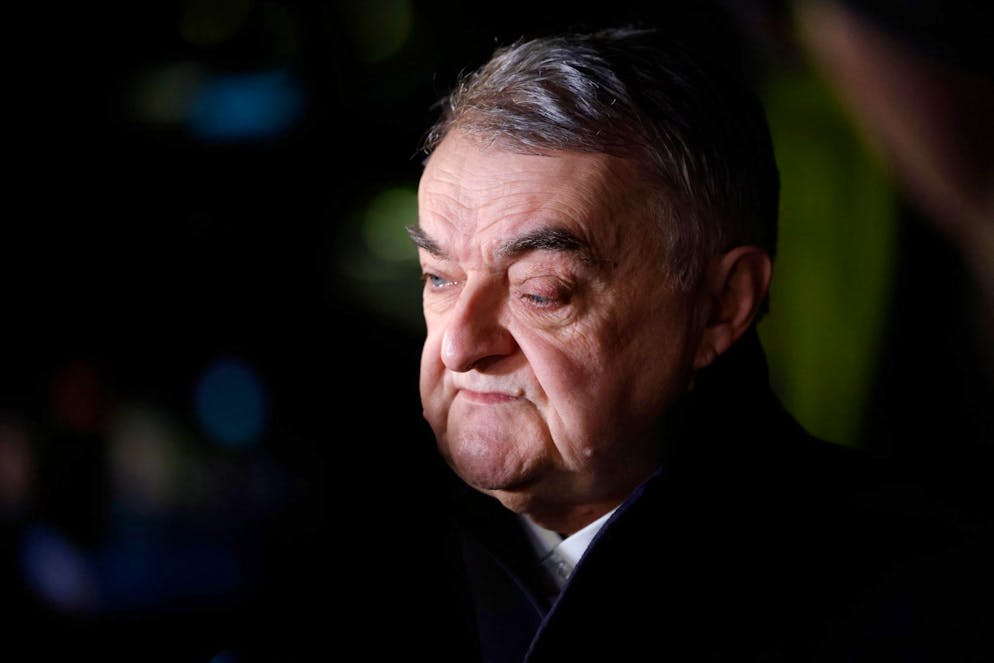 Güterzug erfasst zwei Kinder – eines von ihnen ist tot - Gallery. Herbert Reul (CDU), Innenminister von Nordrhein-Westfalen, steht nahe der Unglücksstelle.