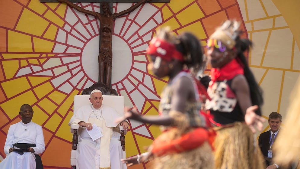Der Papst trifft am dritten Tag seiner Afrika-Reise in der Demokratischen Republik Kongo junge Menschen im Stadion der Hauptstadt Kinshasa. Foto: Gregorio Borgia/AP/dpa