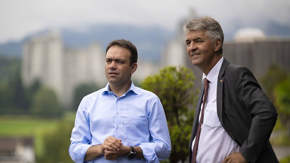 Der Ostermundiger Gemeindepräsident Thomas Iten (links) und sein Berner Amtskollege Alec von Graffenried wollen im kommenden Herbst dem Volk die geplante Gemeindefusion von Bern und Ostermundigen zur Abstimmung vorlegen. (Archivbild)